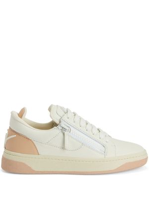 Giuseppe Zanotti baskets en cuir à logo brodé - Tons neutres
