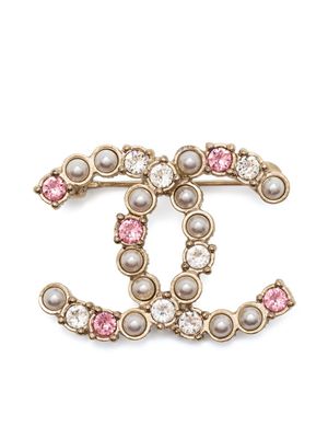 CHANEL Pre-Owned broche CC à fausses perles en cristal (années 2000) - Or