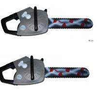 Horror kettingzaag met bloed - 2x - halloween verkleed accessoires - plastic - 45 cm Horror kettingzaag met bloed - 2x - halloween verkleed accessoires - plastic - 45 cm