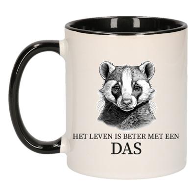 Cadeau mok voor de familie Das - het leven is beter met - zwart - keramiek - 300 ml Cadeau mok voor de familie Das - het leven is beter met - zwart - keramiek - 300 ml