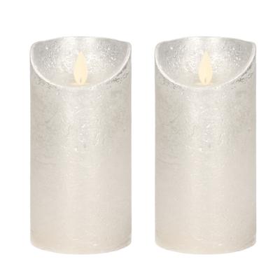 Led kaars/stompkaars - 2x - zilver - H15 x D7,5 cm - wax - warm wit licht - bewegende vlam