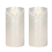 Led kaars/stompkaars - 2x - zilver - H15 x D7,5 cm - wax - warm wit licht - bewegende vlam