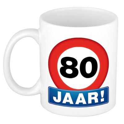 Verjaardag koffiemok - drink beker - thema 80 jaar - leeftijd verkeersbord - 300 ml - keramiek