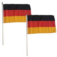 Zwaaivlag Duitsland - 2x stuks - luxe - 30 x 45 cm - op lange stok - Feestartikelen / versiering