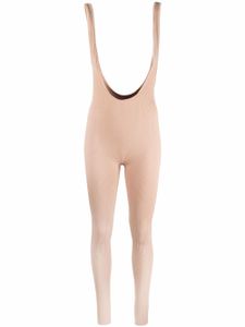 ANDREĀDAMO pantalon en maille nervurée à bretelles - Tons neutres