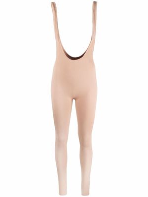 ANDREĀDAMO pantalon en maille nervurée à bretelles - Tons neutres
