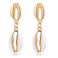 Goudkleurige dames oorbellen hangers met dubbele witte schelpjes - thumbnail