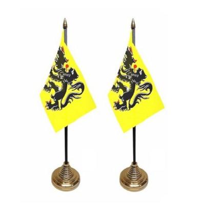 Vlaanderen tafelvlaggetjes - 2x stuks - 10 x 15 cm - met gouden standaard - H27 cm - versiering Vlaanderen tafelvlaggetjes - 2x stuks - 10 x 15 cm - met gouden standaard - H27 cm - versiering