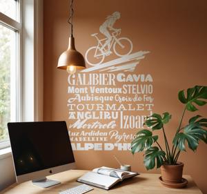 Silhouet van een vrouw die over de bergtoppen fietst fiets sticke