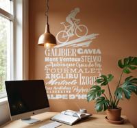 Silhouet van een vrouw die over de bergtoppen fietst fiets sticke