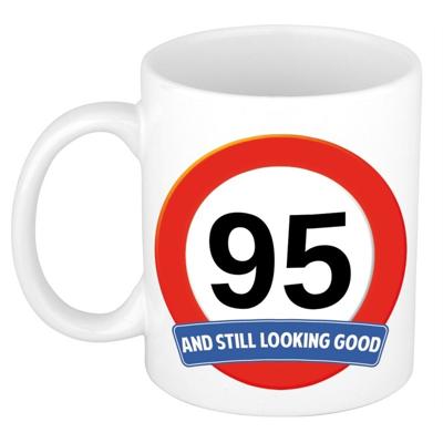 Koffie mok / cadeau beker - 95 jaar - verjaardag - still looking good - wit - stopbord Koffie mok / cadeau beker - 95 jaar - verjaardag - still looking good - wit - stopbord