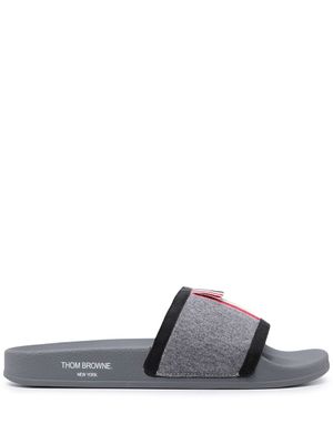Thom Browne claquettes en caoutchouc à bande tricolore - Gris