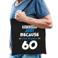 Dont be jealous just because i look this good at 60 - verjaardag cadeau - tasje - zwart