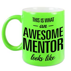 Awesome mentor cadeau mok / beker neon groen voor leraar 330 ml