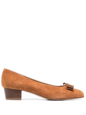 Ferragamo escarpins en daim à détail de nœud - Marron