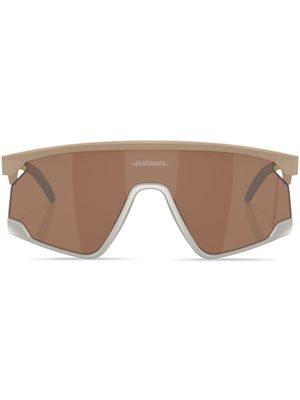 Oakley lunettes de soleil oversize à logo imprimé - Marron