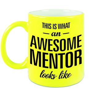 Awesome mentor cadeau mok / beker neon geel voor leraar 330 ml