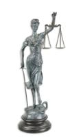 BRONZEN BEELD VAN VROUWE JUSTITIA MET GROENE AFWERKING