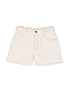 Chloé Kids short en jean à logo brodé - Tons neutres