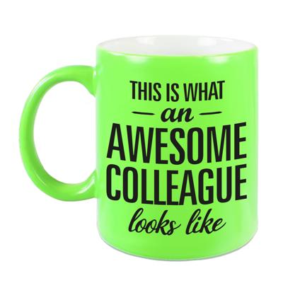 Awesome colleague - cadeau koffiemok - beker - 300 ml - collega afscheid - neon groen