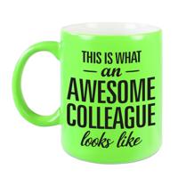 Awesome colleague - cadeau koffiemok - beker - 300 ml - collega afscheid - neon groen