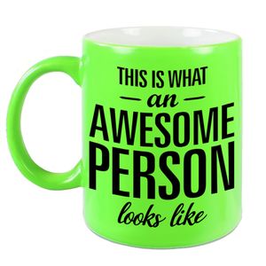 Awesome person / persoon cadeau mok / beker neon groen 330 ml