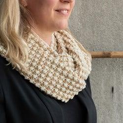 Yarn and Colors Pebbles Cowl Haakpakket 009 Limestone