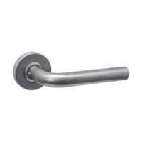 Intersteel deurkruk Luzern met rozet massief verdekt ø53x10mm met nokken - PVD RVS getrommeld