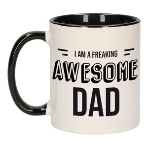 Vader cadeau mok / beker zwart I am a freaking awesome dad