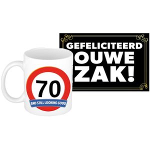 Verjaardag cadeau mok/beker 70 jaar print 300 ml + A5-size wenskaart ouwe zak