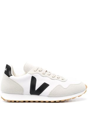 VEJA baskets à patch logo - Blanc