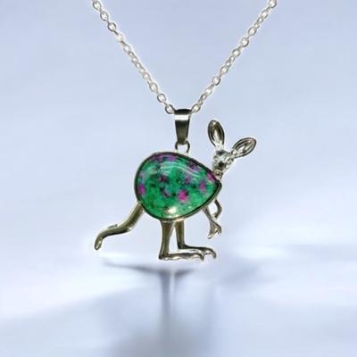 Ketting met kangoeroe en robijn in zoisiet - Sieraden - Spiritueelboek.nl