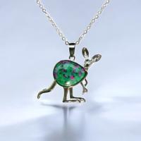 Ketting met kangoeroe en robijn in zoisiet - Sieraden - Spiritueelboek.nl