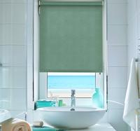 Groene linnen imitatie raambekleding badkamer