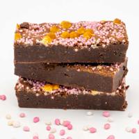 Baby Roze Brownie - 6 Brownies Per Post - Brievenbus Pakket - Box Brownies - Geboorte Cadeau - Meisje - Roze Traktatie - Babyshower - Gender Reveal