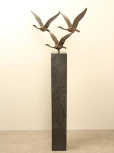 3 bronzen zwanen