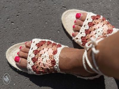 Haakpakket Gratis Haakpatroon Granny espadrilles - Zomerse schoenen gehaakt met Durable Coral