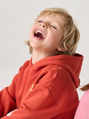 Sweater met capuchon en motief op de borst Basics jongens sinaasappel