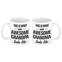 Awesome grandma en grandpa looks like - koffiemok - Cadeautje/ cadeau beker set - voor Opa en Oma