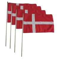 Set van 4x stuks luxe zwaaivlaggen Denemarken 30 x 45 cm
