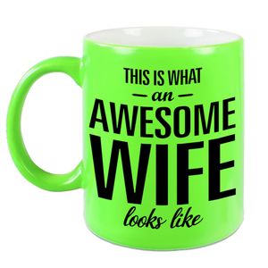 Awesome wife / echtgenote neon groene cadeau mok / beker 330 ml   -