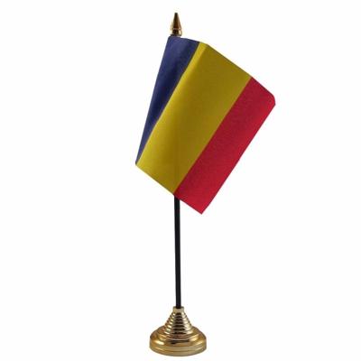 Vlag Roemenie tafelvlaggetje - 10 x 15 cm - met gouden standaard - Hoogte 27 cm Vlag Roemenie tafelvlaggetje - 10 x 15 cm - met gouden standaard - Hoogte 27 cm