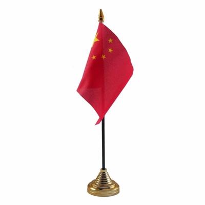 Vlag China tafelvlaggetje - 10 x 15 cm - met gouden standaard - Hoogte 27 cm Vlag China tafelvlaggetje - 10 x 15 cm - met gouden standaard - Hoogte 27 cm