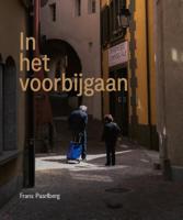 In het voorbijgaan (Hardback)