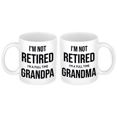 Not retired but fulltime grandma en grandpa mok - Cadeau beker set voor gepensioneerde Opa en Oma