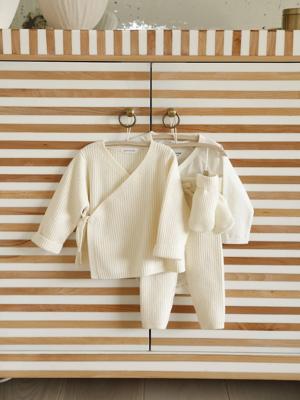 Babypakje 4-delige set in effen tricot vestje + broek + sloffen + body ecru