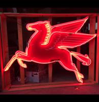 Mobilgas Logo neon met bord 190 x 150 cm Mobilgas Logo neon met bord 190 x 150 cm