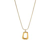 Gouden ketting met vierkante hanger