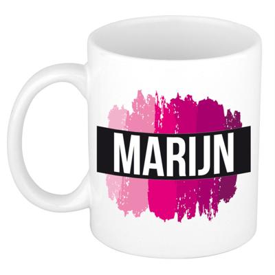 Marijn naam cadeau koffie mok - beker - met roze verfstrepen - Cadeau collega - moederdag