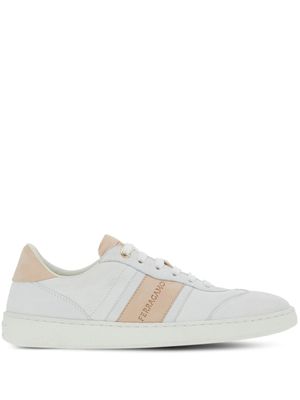Ferragamo baskets à logo en relief - Tons neutres
